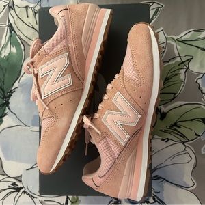 New Balance Women’s classic sneakers